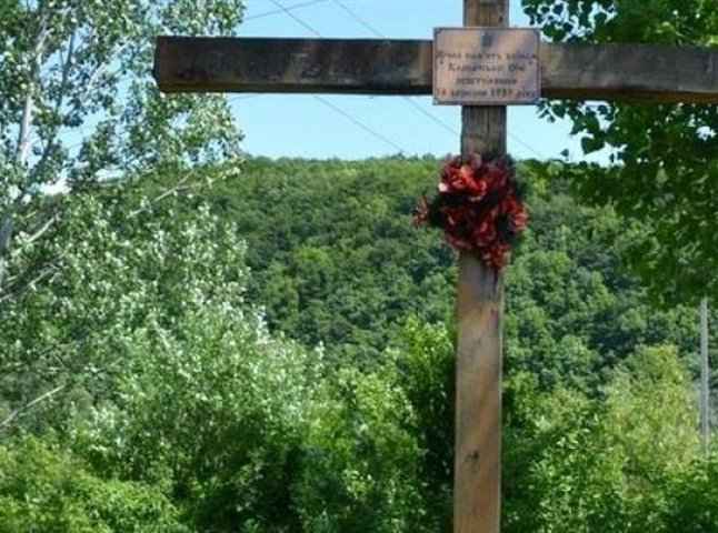 На Ужгородщині вандали намалювали нацистську символіку на пам’ятному хресті Героям Карпатської Січі