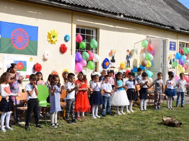 Три десятки ромських дітей підготували до 1 класу в Ужгороді