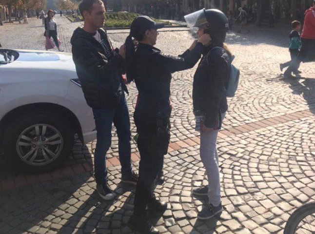 У центрі Мукачева поліцейські спілкувалися з містянами