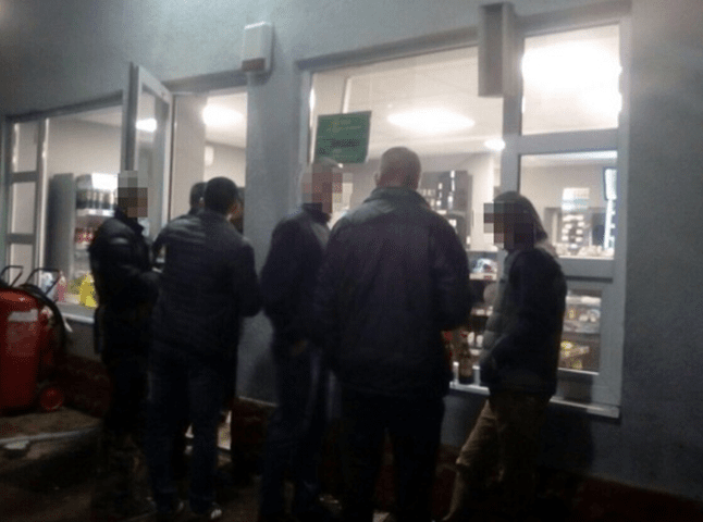 40 молодиків вночі намагалися прорватися у магазин