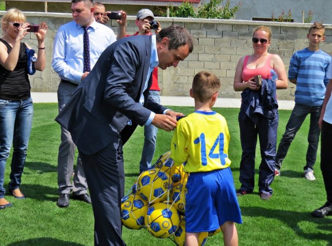 Президент Федерації футболу України Андрій Павелко відвідав стадіон "Автомобіліст" в Ужгороді
