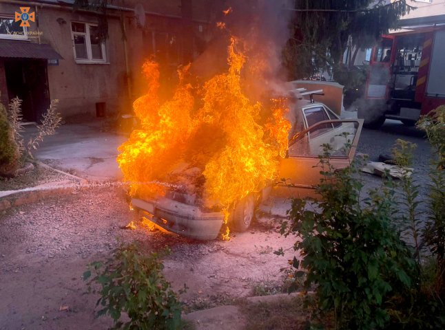 У Хусті вчора ввечері загорілось авто таксиста