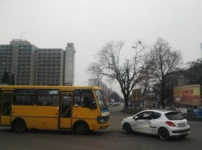 ДТП в Ужгороді: біля "України" зіткнулись "Пежо" та маршрутка