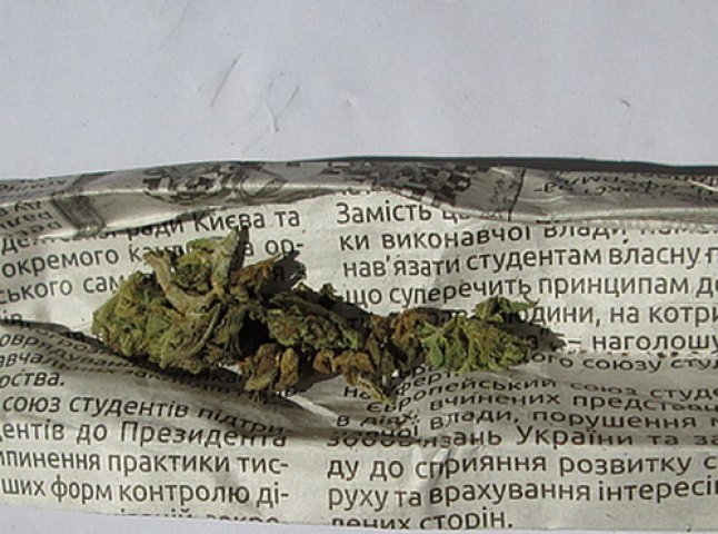 У мікрорайоні Росвигово міліціонери затримали мукачівця із марихуаною в кишені
