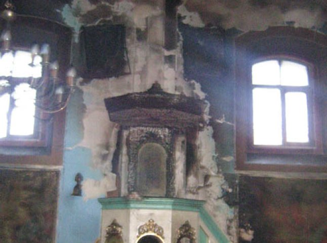 На Великоберезнянщині палала вогнем церква Московського Патріархату (ФОТО)