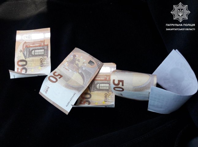 У Мукачеві п’яний водій залишив 200 євро на сидінні службового авто патрульних