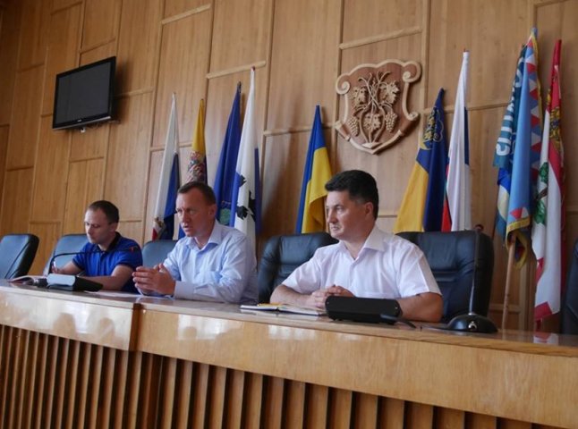 В Ужгородській міській раді відбулася нарада з керівниками ринків та супермаркетів обласного центру