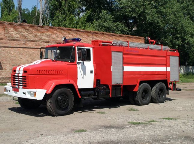 В мікрорайоні Росвигово в Мукачеві пожежа: вогнеборці врятували від загибелі двох людей