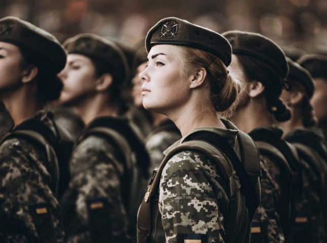 У 2022 році жінки повинні стати на військовий облік. Хто цього не зробить – оштрафують