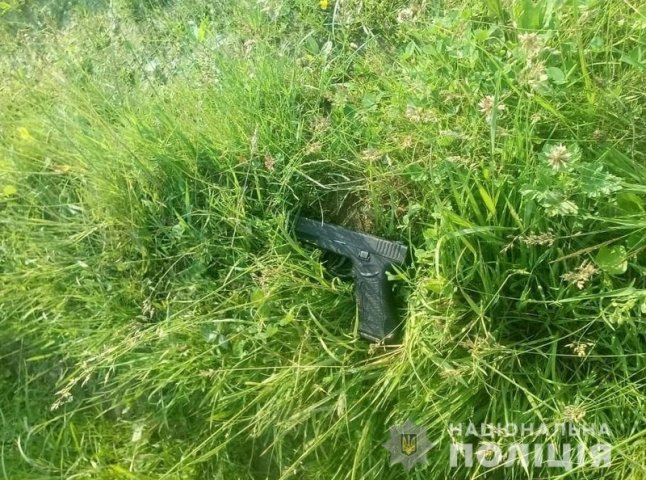 У Перечинському районі жінка знайшла на дорозі пістолет