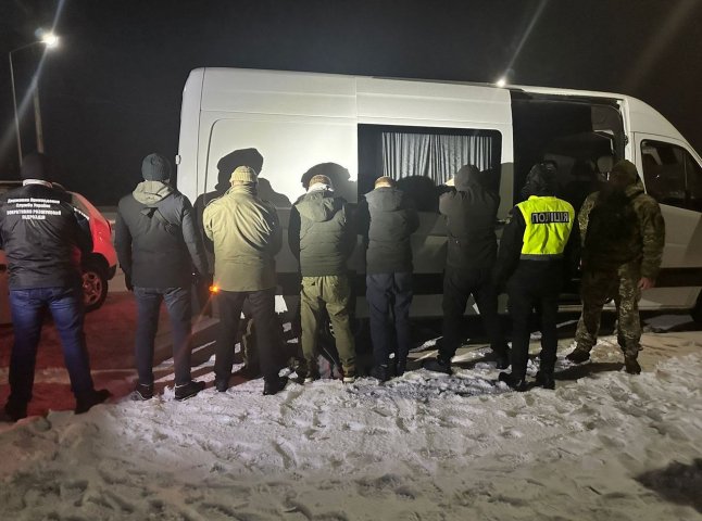 Платили від 4 до 9 тисяч доларів: прикордонники розповіли, як чоловіки намагались перетнути кордон