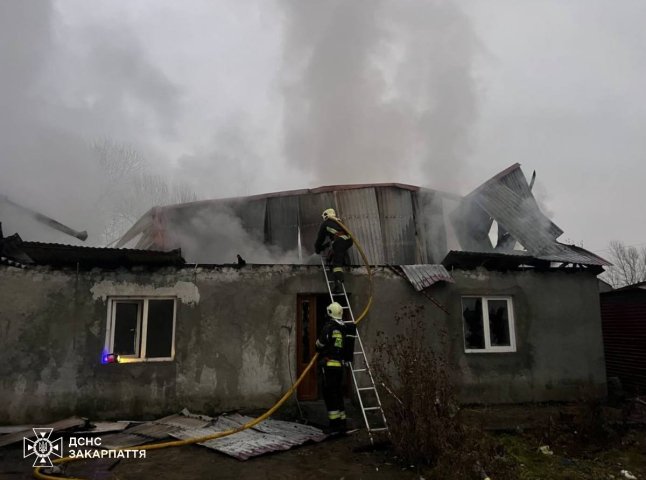 У закарпатському селі сьогодні горів будинок