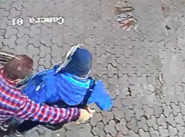 Злочин у центрі Ужгорода: зловмисника зафіксували відеокамери
