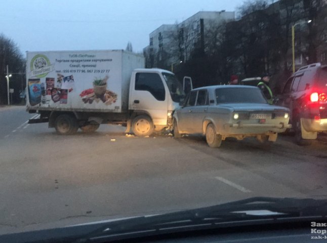На вулиці Минайській в Ужгороді зіткнулись вантажівка та легковик