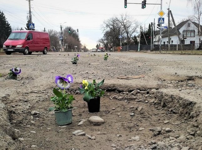 Геннадій Москаль емоційно відреагував на акцію з квітами, яку провели у Виноградові