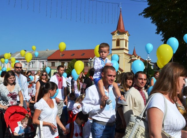 У Тячеві до Дня міста відбувся парад вишиванок