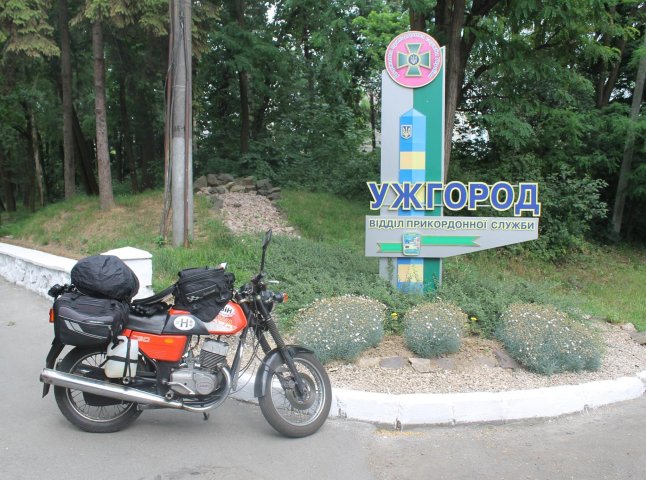 Чеський мотоцикліст під час дороги до Кавказу зупинився на Закарпатті