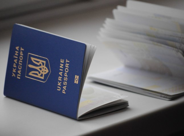 Закарпатці розповіли, чи спішать змінювати старі закордонні паспорти на біометричні