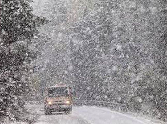 Через сильний снігопад на кількох дорогах Закарпаття ускладнено рух