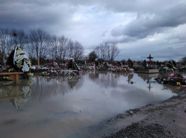 Могили у воді: у Мукачеві затопило одне з кладовищ