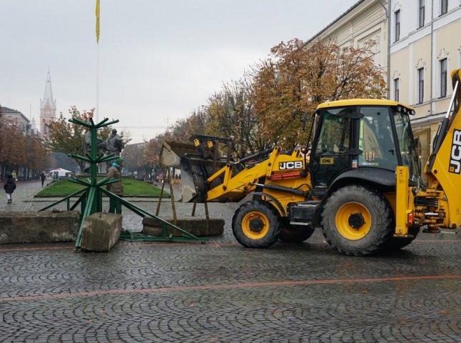 У центрі Мукачева 14 листопада почали встановлювати новорічну ялинку