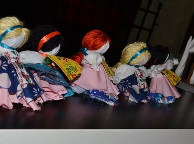 В Ужгороді відбувся благодійний майстер-клас з виготовлення ляльок-мотанок