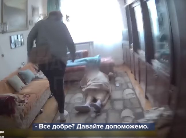 Патрульні показали відео, як допомагали жінці, котра безпомічна опинилась у зачиненій квартирі