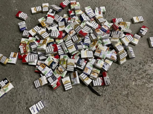 У мікроавтобусі прикордонники виявили контрабандні сигарети