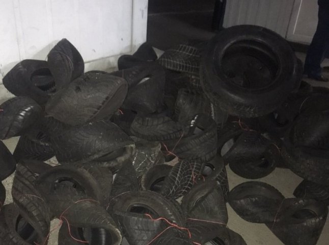 Митники вилучили в українця 55 автомобільних шин