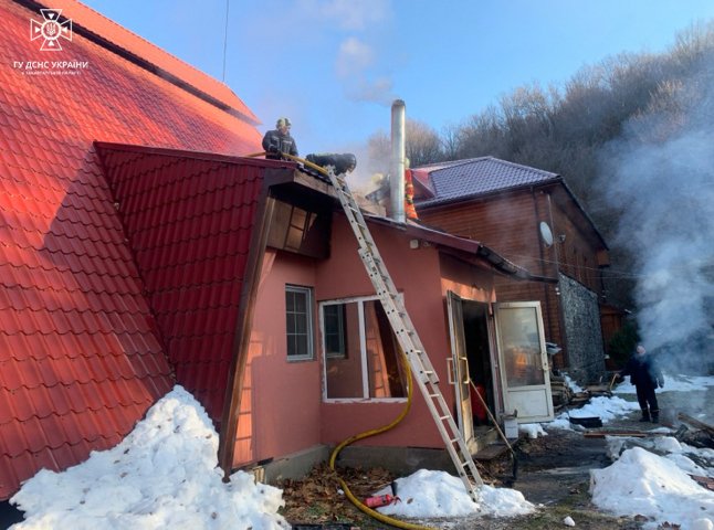 7 рятувальників гасили пожежу на території ресторану