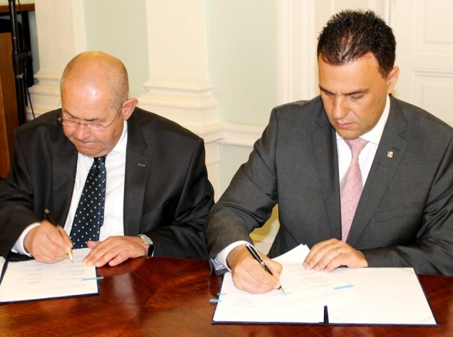Керівництво Закарпаття підписало угоду з 10-ма регіонами Угорщини, Румунії та Сербії