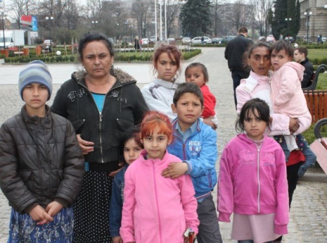 Біля Закарпатської ОДА мітингували представники ромського табору