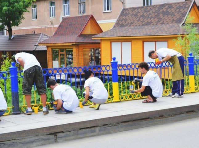 Молодь Рахова пофарбувала міст у кольори національного прапору