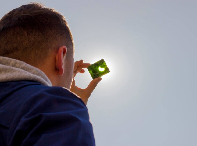 Ужгородські школярі спостерігали за затемненням Сонця (ВІДЕО)