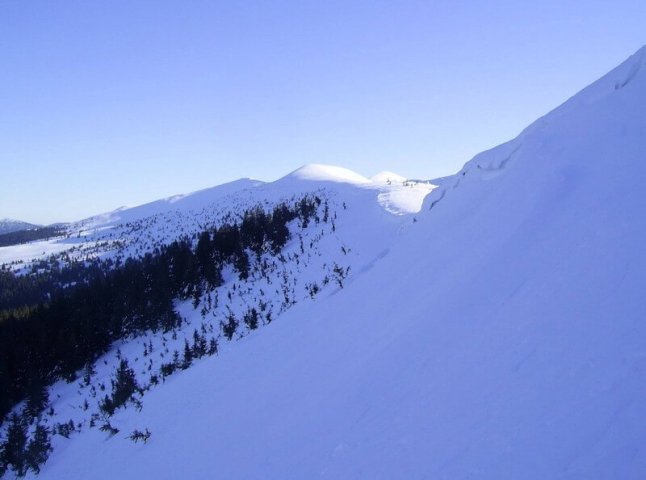 Зима посеред весни: в мережі опублікували фото засніжених гір