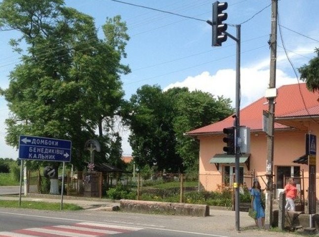 У Ракошині двоє школярів умудрилися вкрасти світлофори із центральної автодороги села