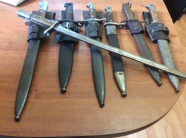 Житель Мукачева прийшов у поліцію зі сімома штик-ножами