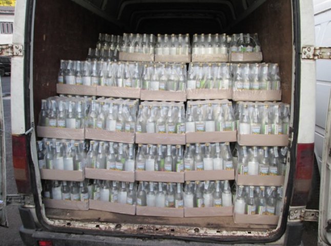 У Хусті поліцейські затримали водія, який замість будматеріалів перевозив 300 ящиків горілки