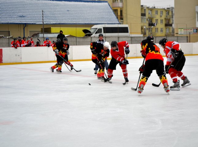 В Ужгороді тривають баталії чемпіонату Закарпаття з хокею