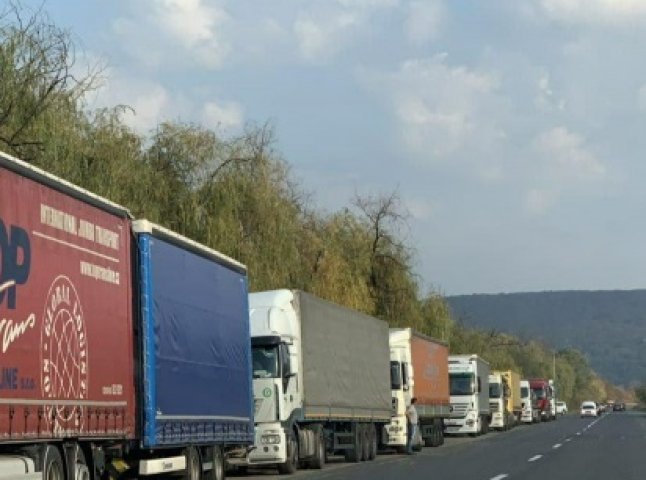 Перед КПП  «Ужгород» накопичилась черга із 350 вантажівок