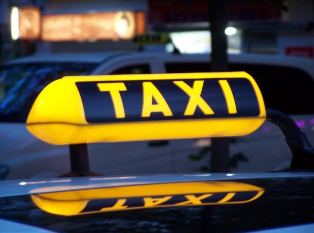 В Ужгороді водій таксі відмовився перевезти жінку з хворою дитиною