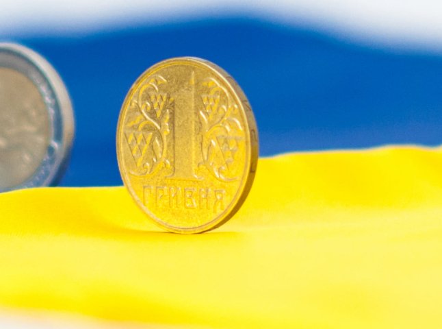 Кому в Україні хочуть підвищити зарплату