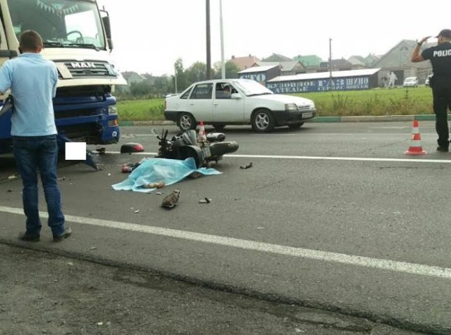 "Жінка виїхала на зустрічну смугу та влетіла під колеса вантажівки", – поліція про смертельне ДТП біля Ужгорода