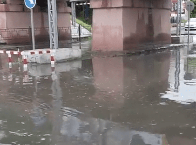 В Ужгороді затопило переїзд