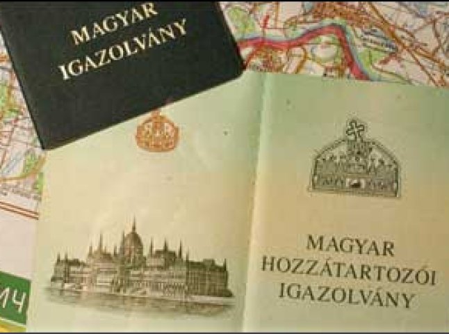 Угорці Закарпаття “ринули” за другим паспортом, а СБУ – за ними