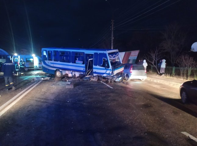 ЗМІ повідомляють, що автобус сполученням Коломия-Мукачево потрапив у ДТП