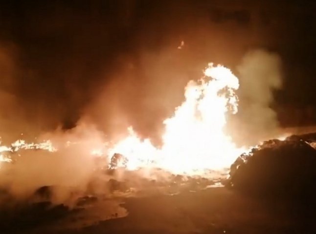 Нічна пожежа на Закарпатті: фото, відео та перші подробиці