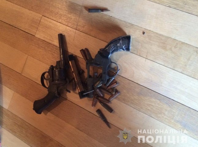На Ужгородщині у чоловіка знайшли револьвери і набої