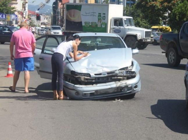 На перехресті біля колишнього універмагу "Україна" в Ужгороді зіткнулись дві іномарки