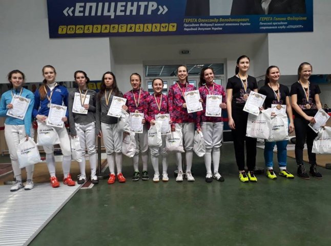 Жіноча збірна Закарпаття з фехтування здобула перемогу на кадетських змаганнях
